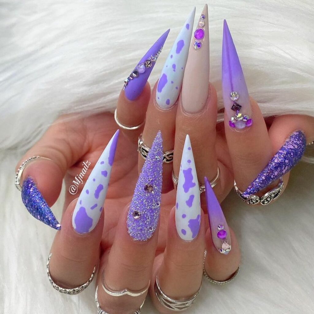 unha stiletto com glitter