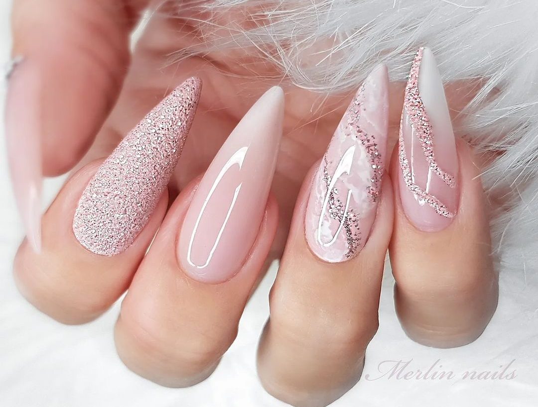 unha stiletto vermelha
