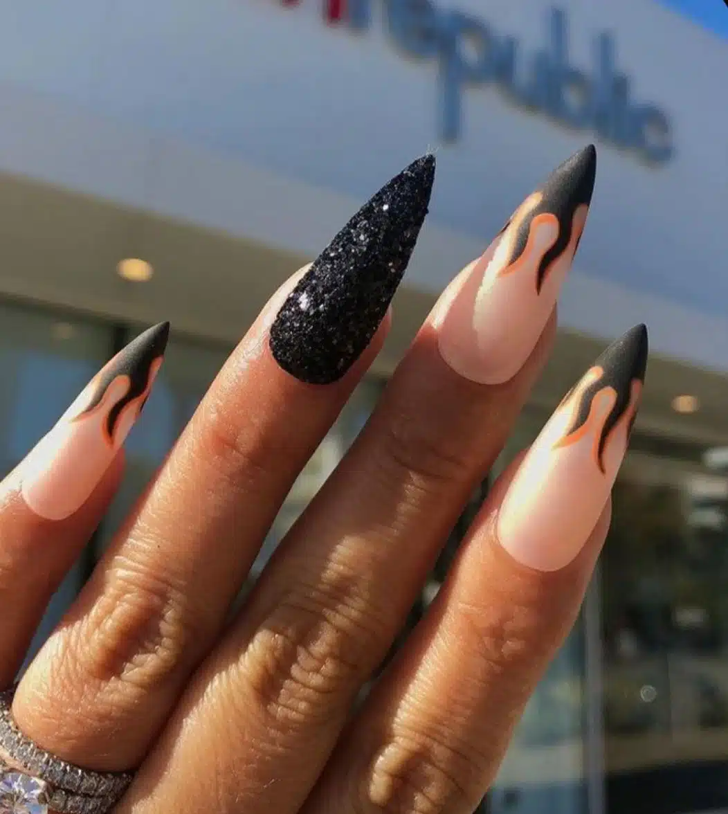 unha stiletto nude