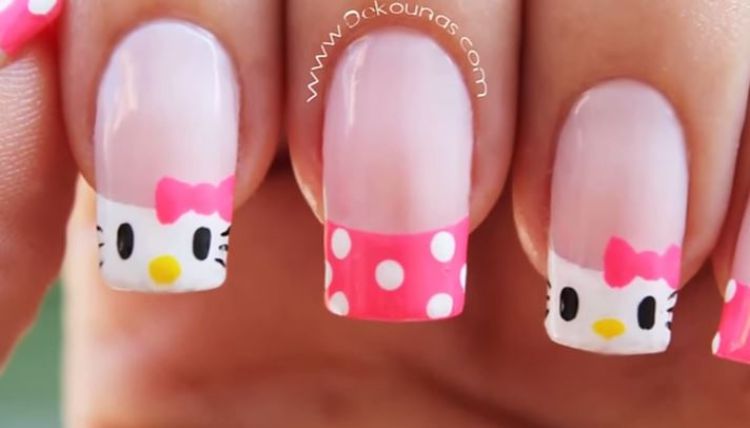 unha vermelha com Hello Kitty