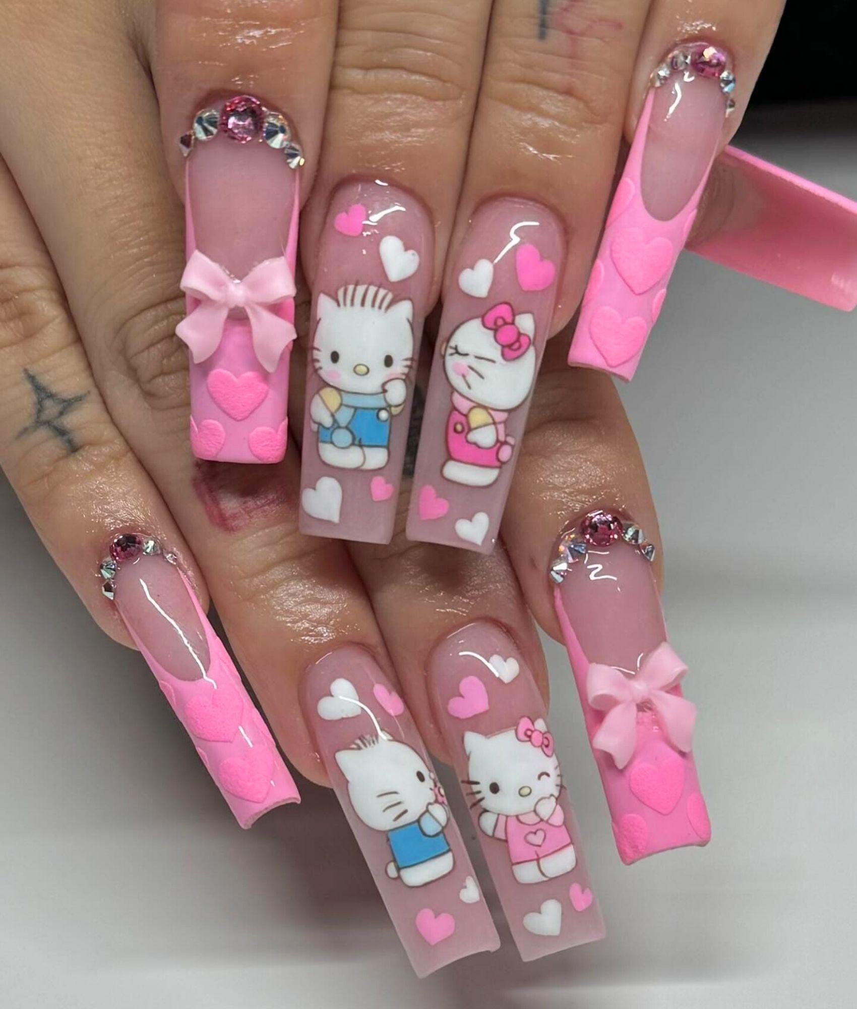 unha Hello Kitty curta