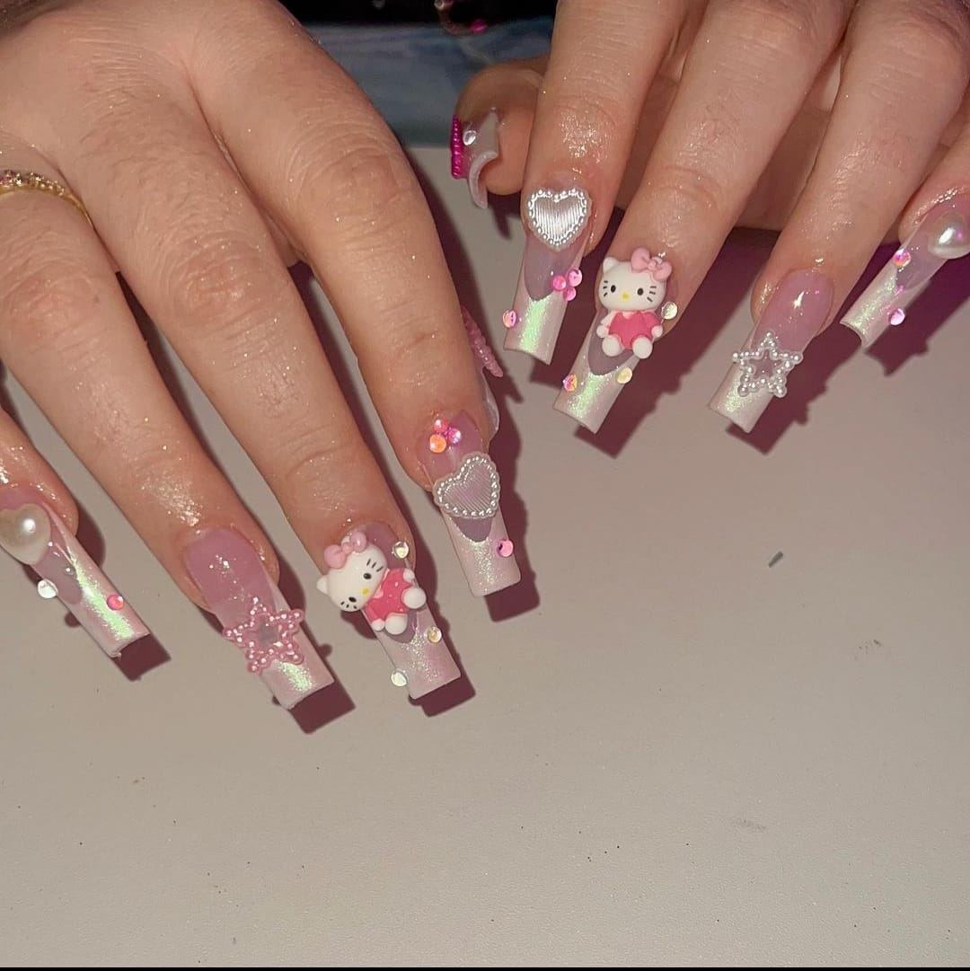 unha vermelha com Hello Kitty