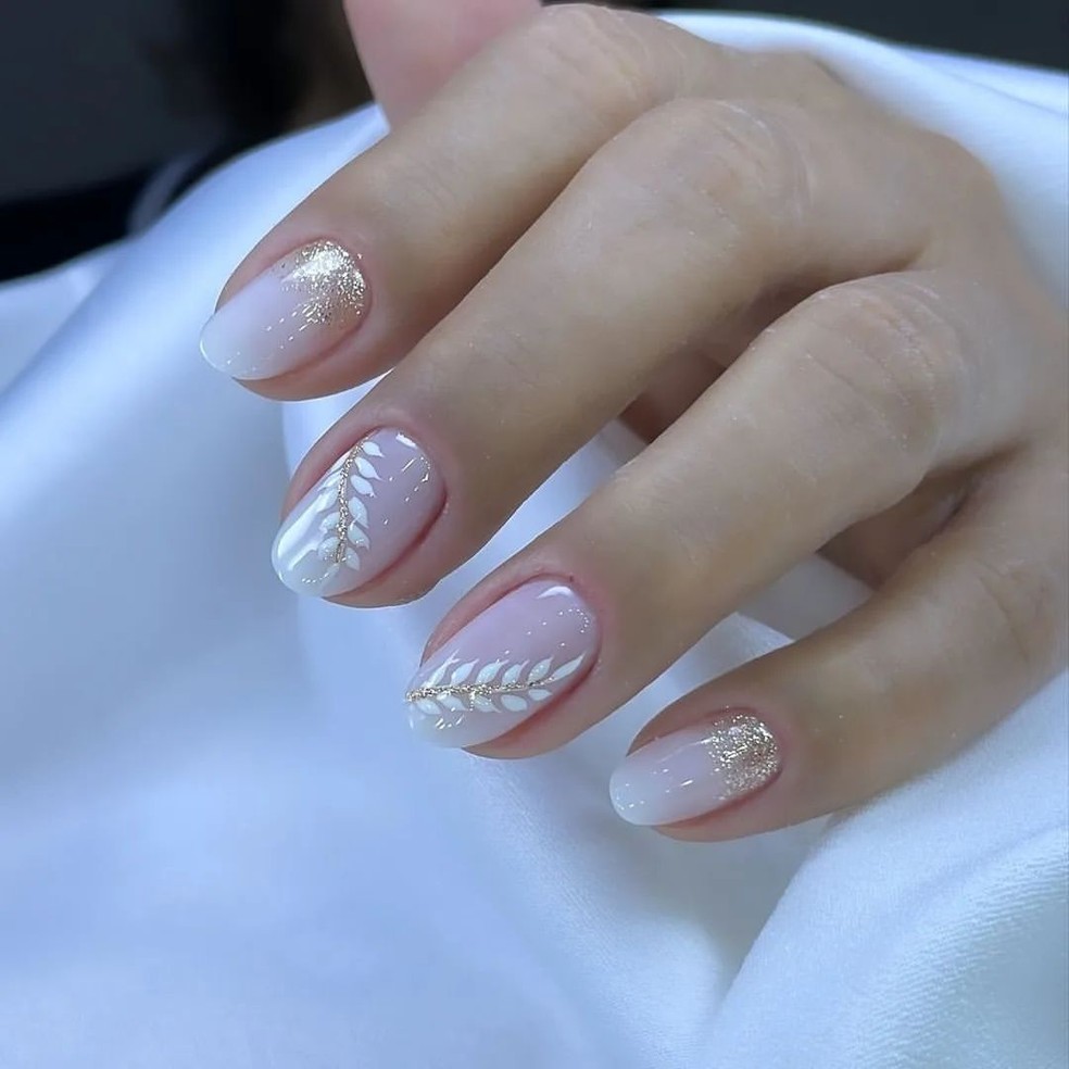 unhas brancas com dourado