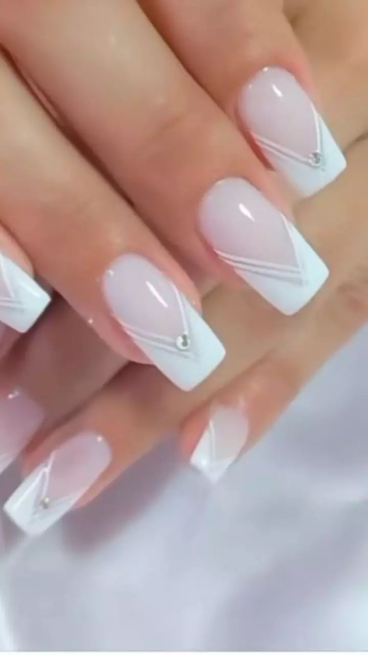 unhas brancas com dourado