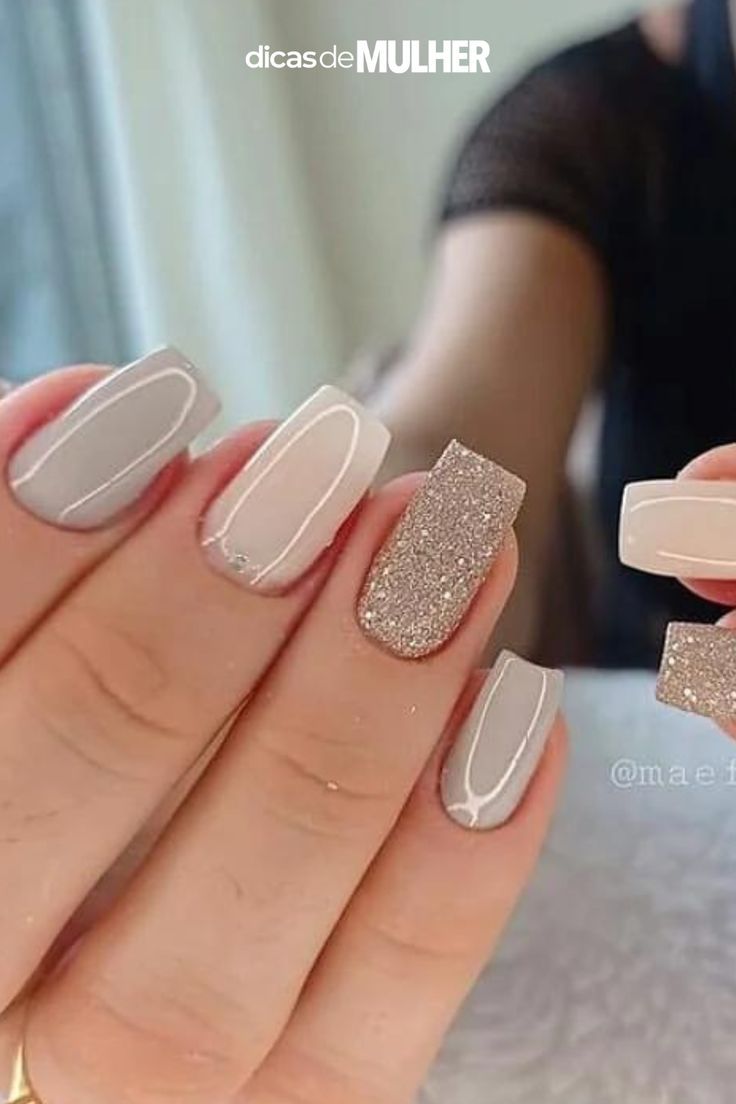 unhas claras e delicadas