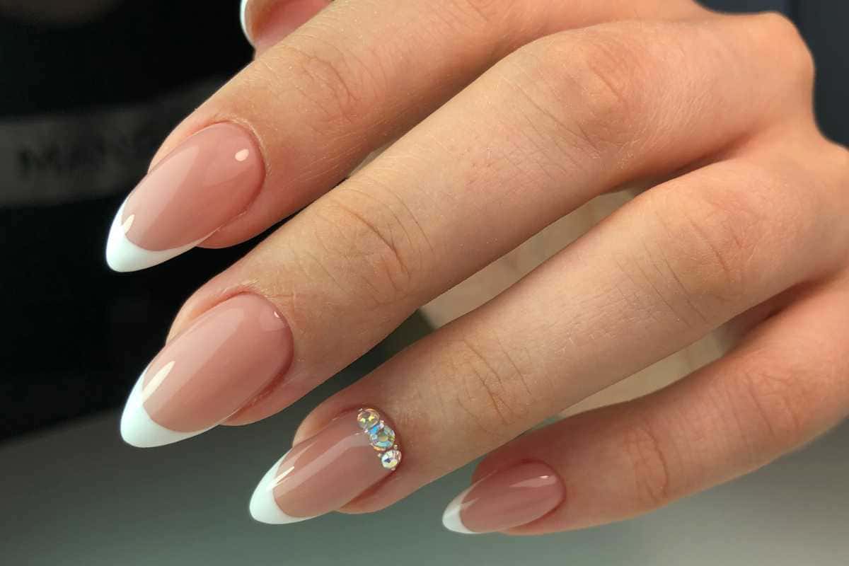 unhas claras e delicadas