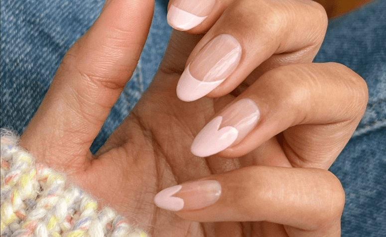 unhas claras e delicadas