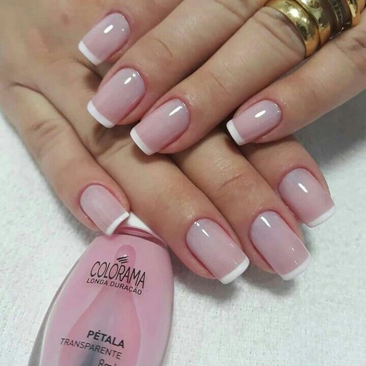 unhas claras e delicadas