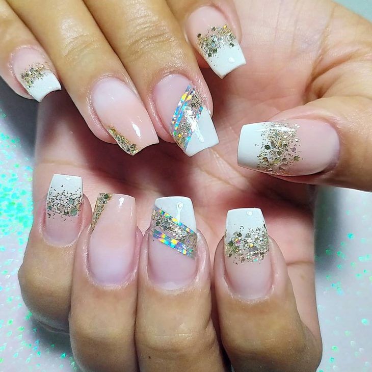 unhas claras e delicadas