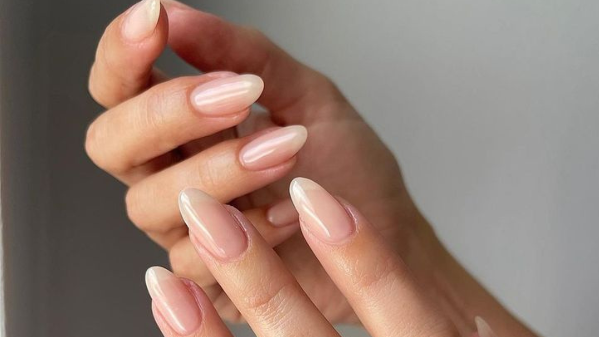 unhas claras e delicadas