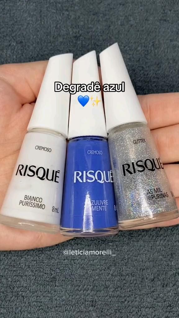 unhas azuis com glitter