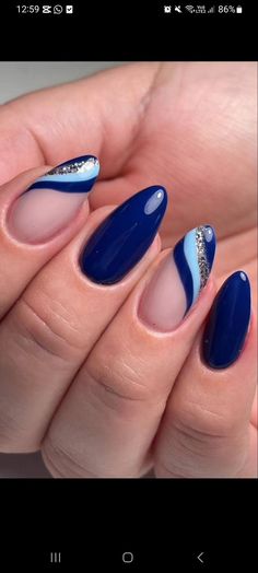 unhas azuis com glitter