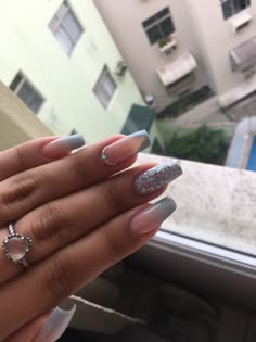 unhas azuis claras