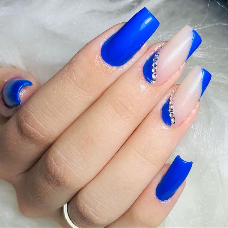 unhas azuis escuras