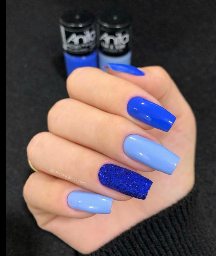 unhas azuis elegantes