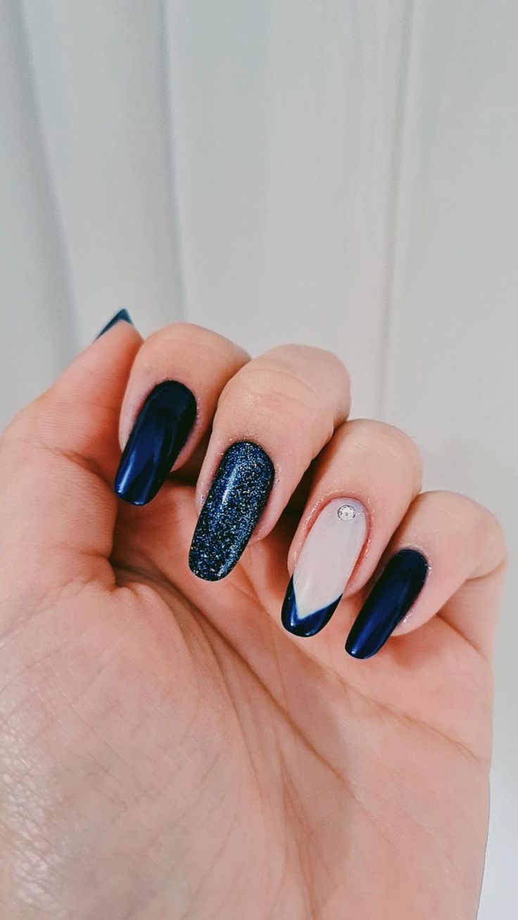 unhas azuis com dourado