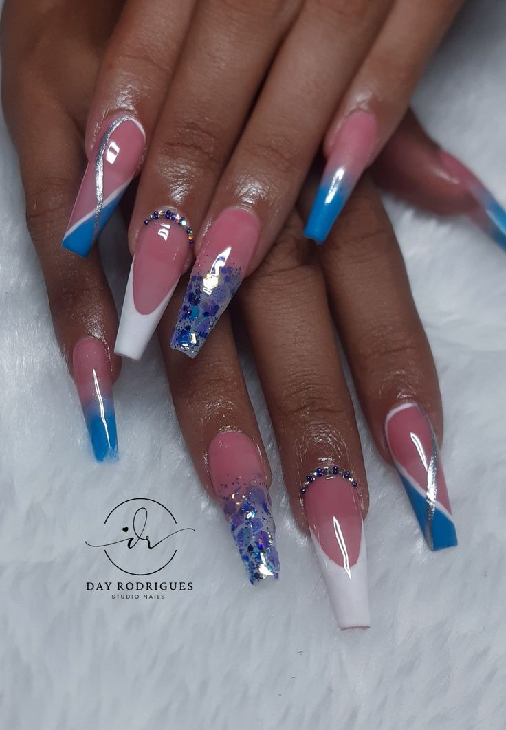 unhas azuis com prata