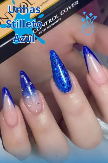 unhas azuis escuras
