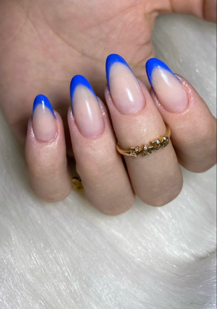 unhas azuis elegantes