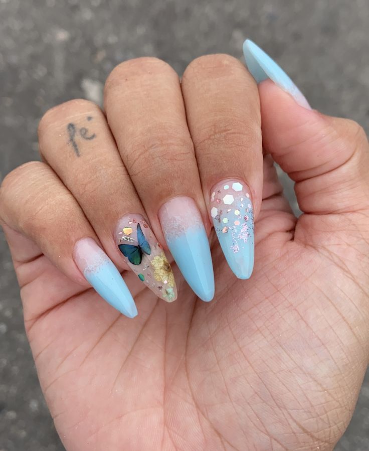 unhas azuis com prata