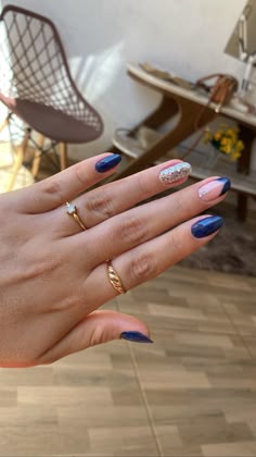 unhas azuis com branco