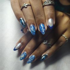 unhas azuis com preto