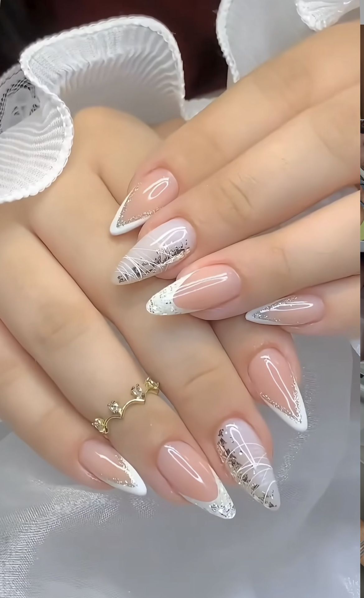 unhas brancas com desenho