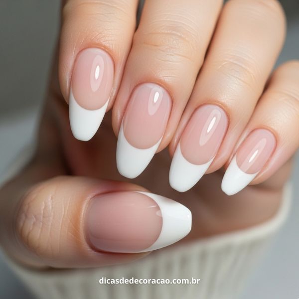 Unhas brancas geométricas