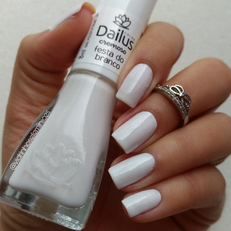 Unhas brancas e douradas