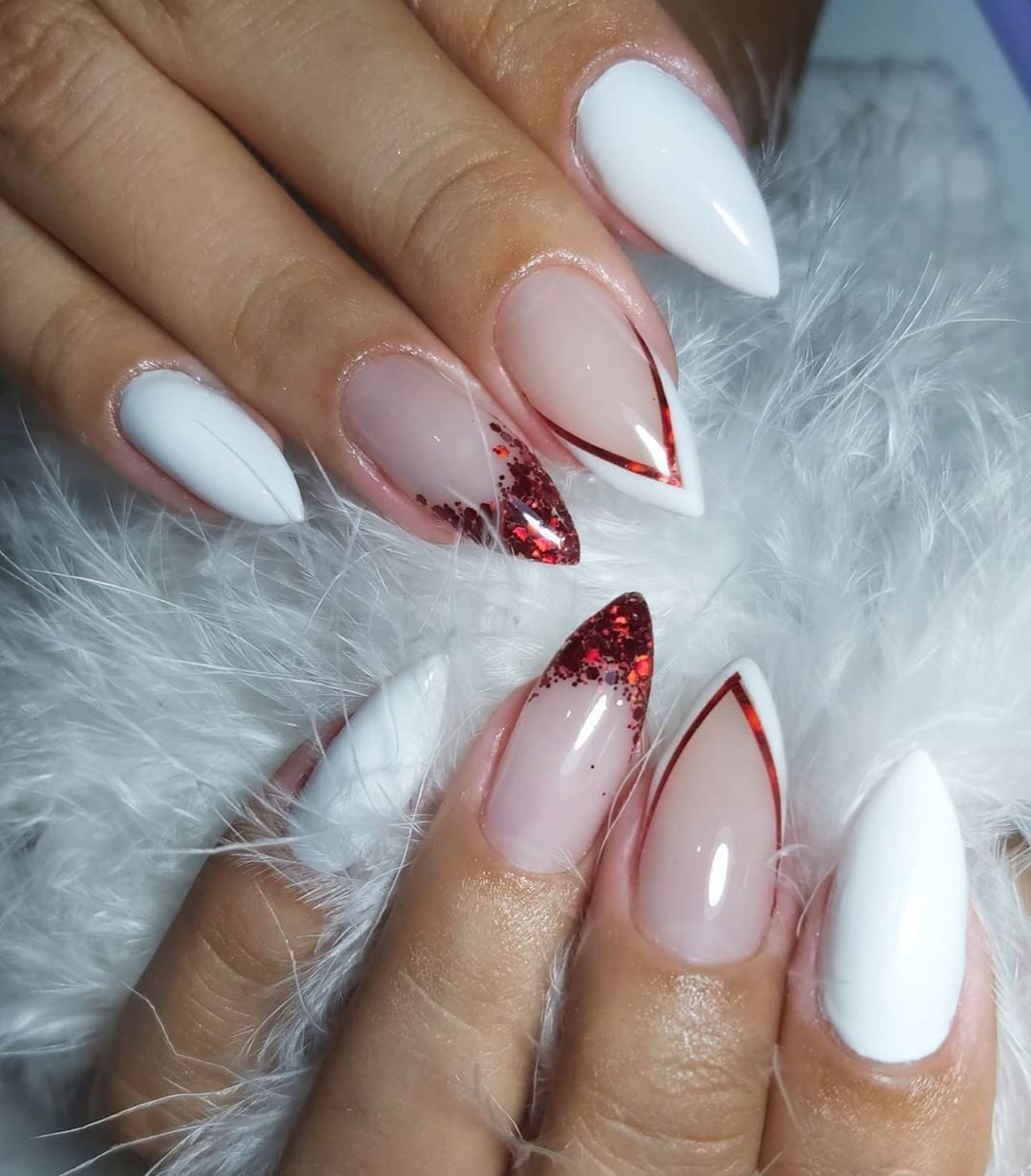 Unhas brancas e douradas