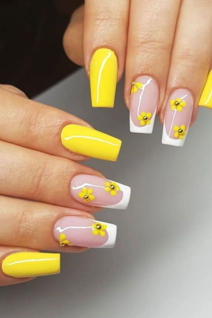 unhas amarelas com flores