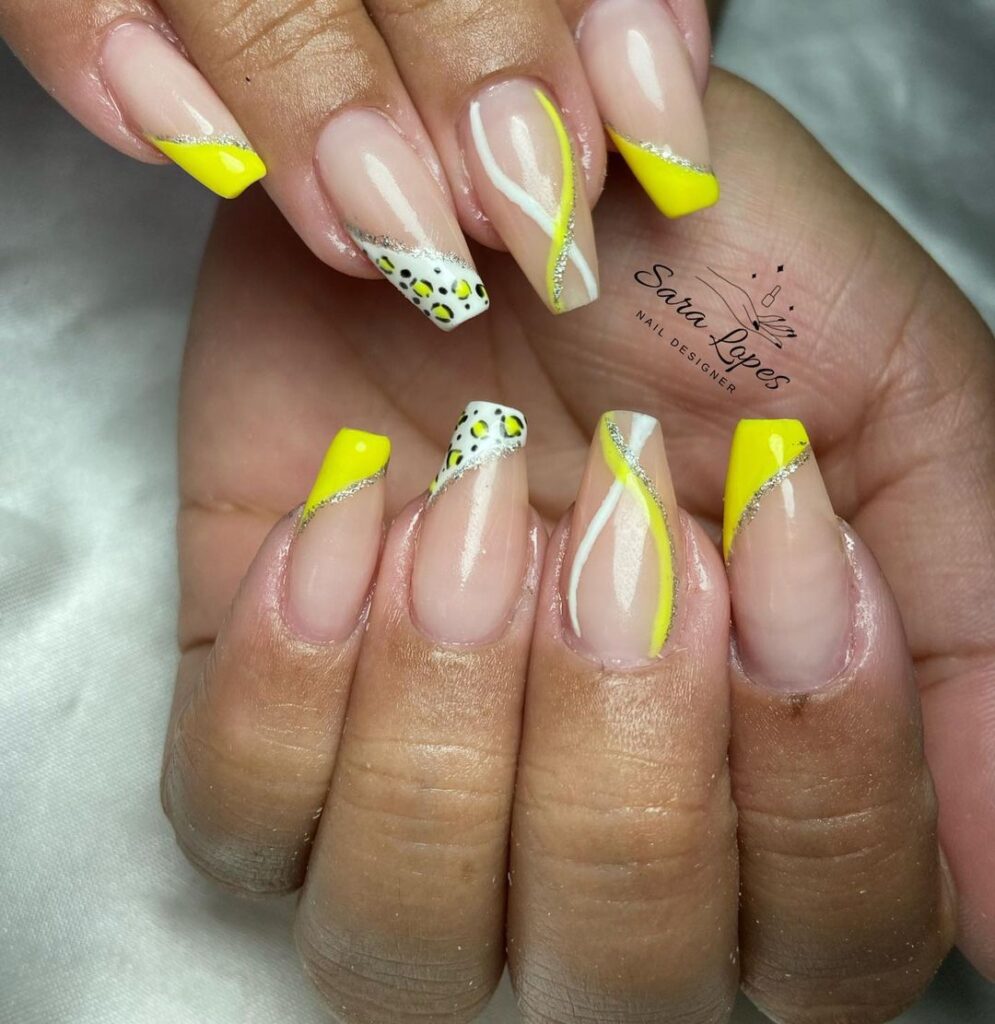 unhas amarelas curtas