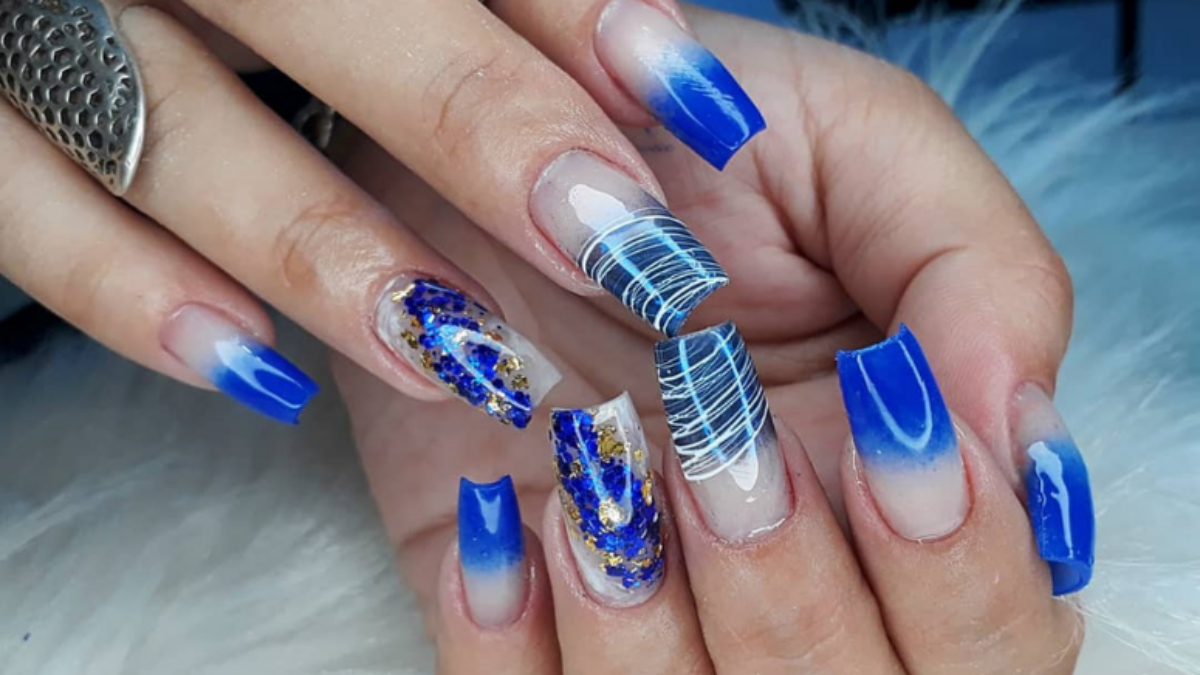 unha de gel azul marinho