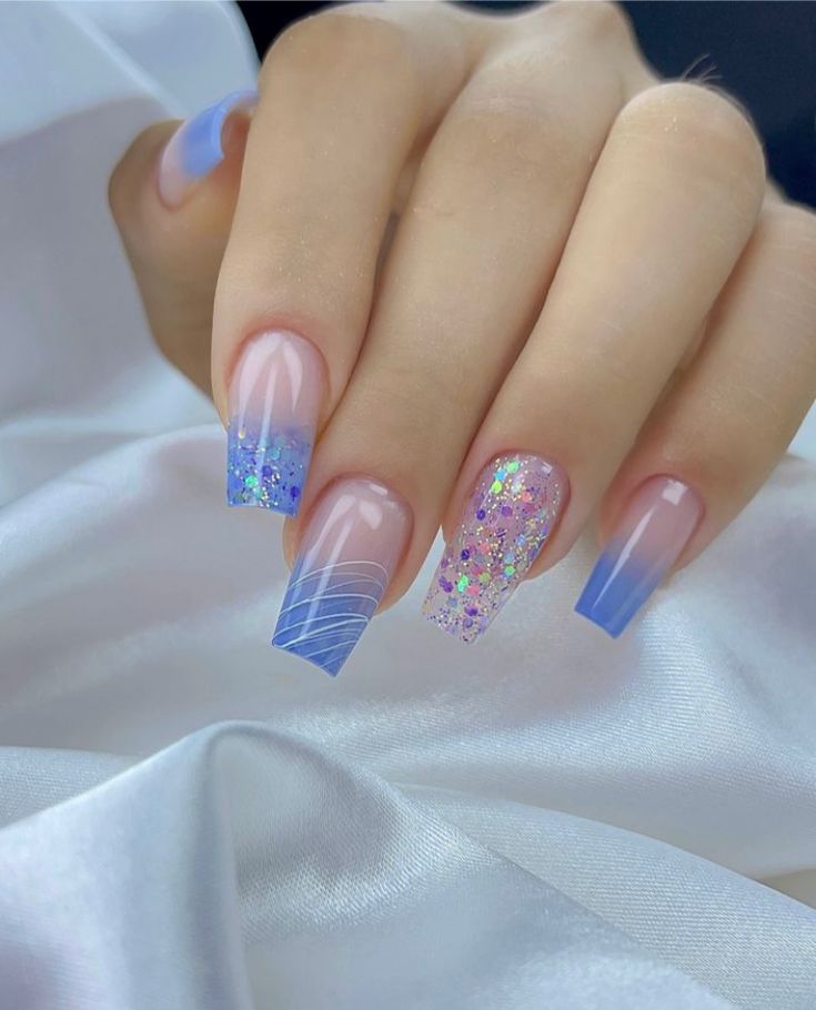 nail art azul e branco