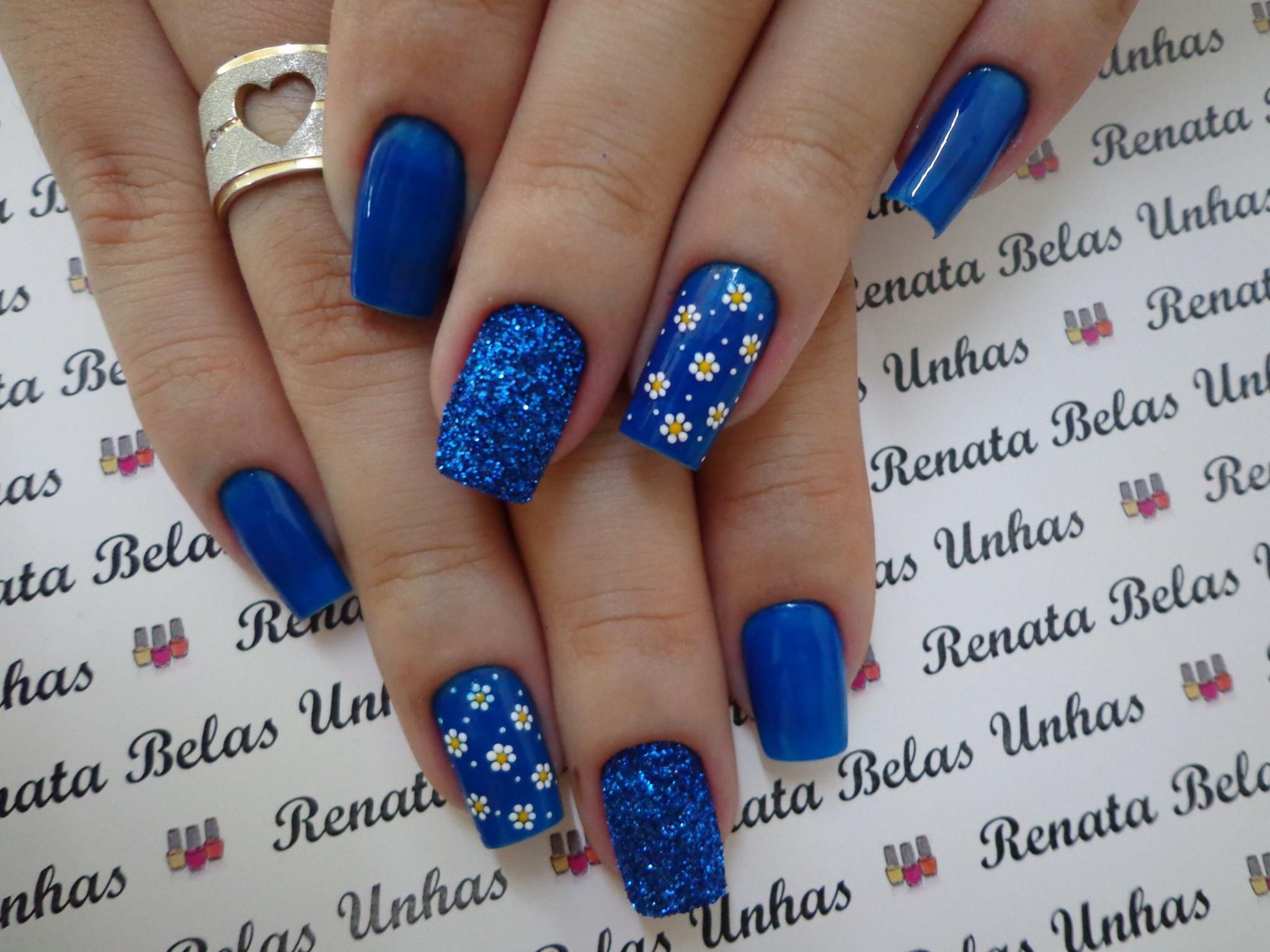 unhas em gel azul claro