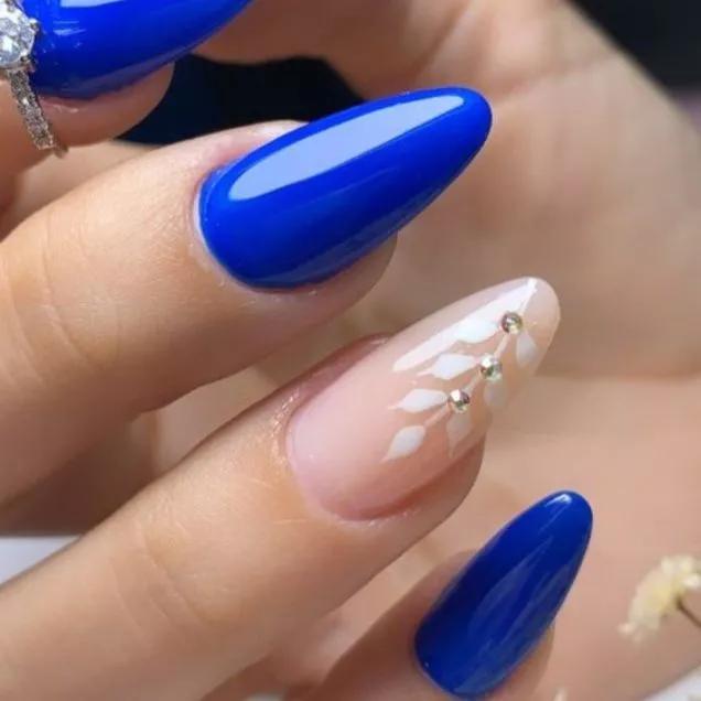 unhas em gel azul claro