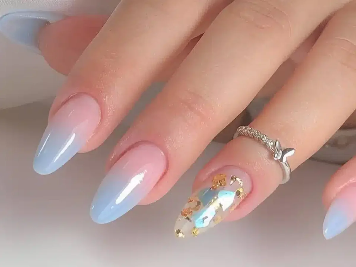 unhas azul bebe com perolas
