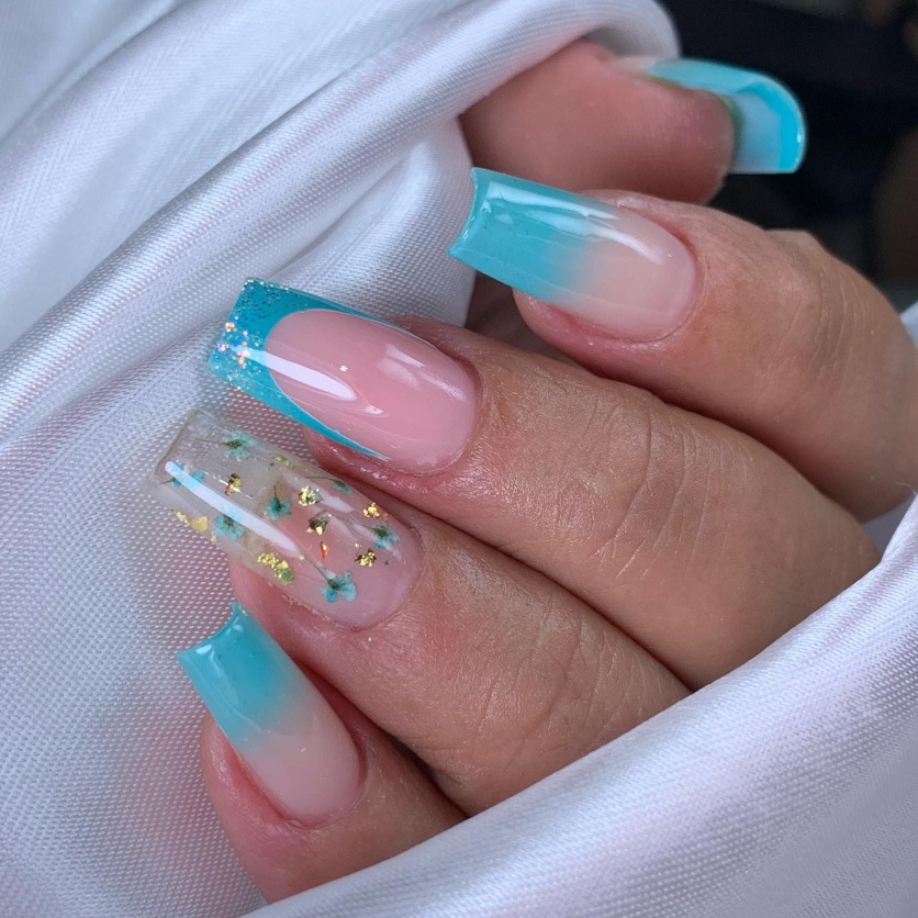 manicure azul claro