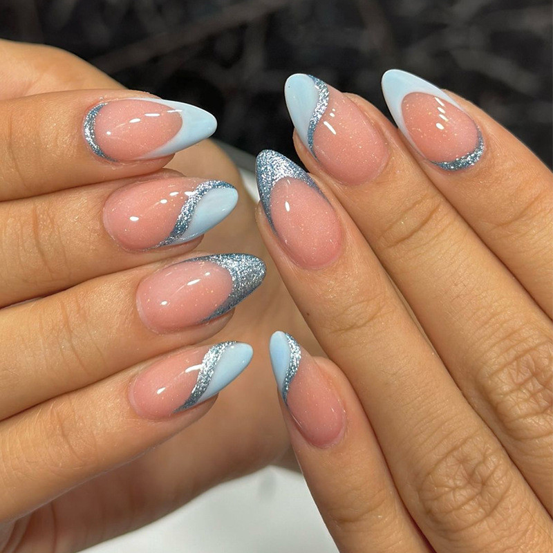 unhas curtas azul claro
