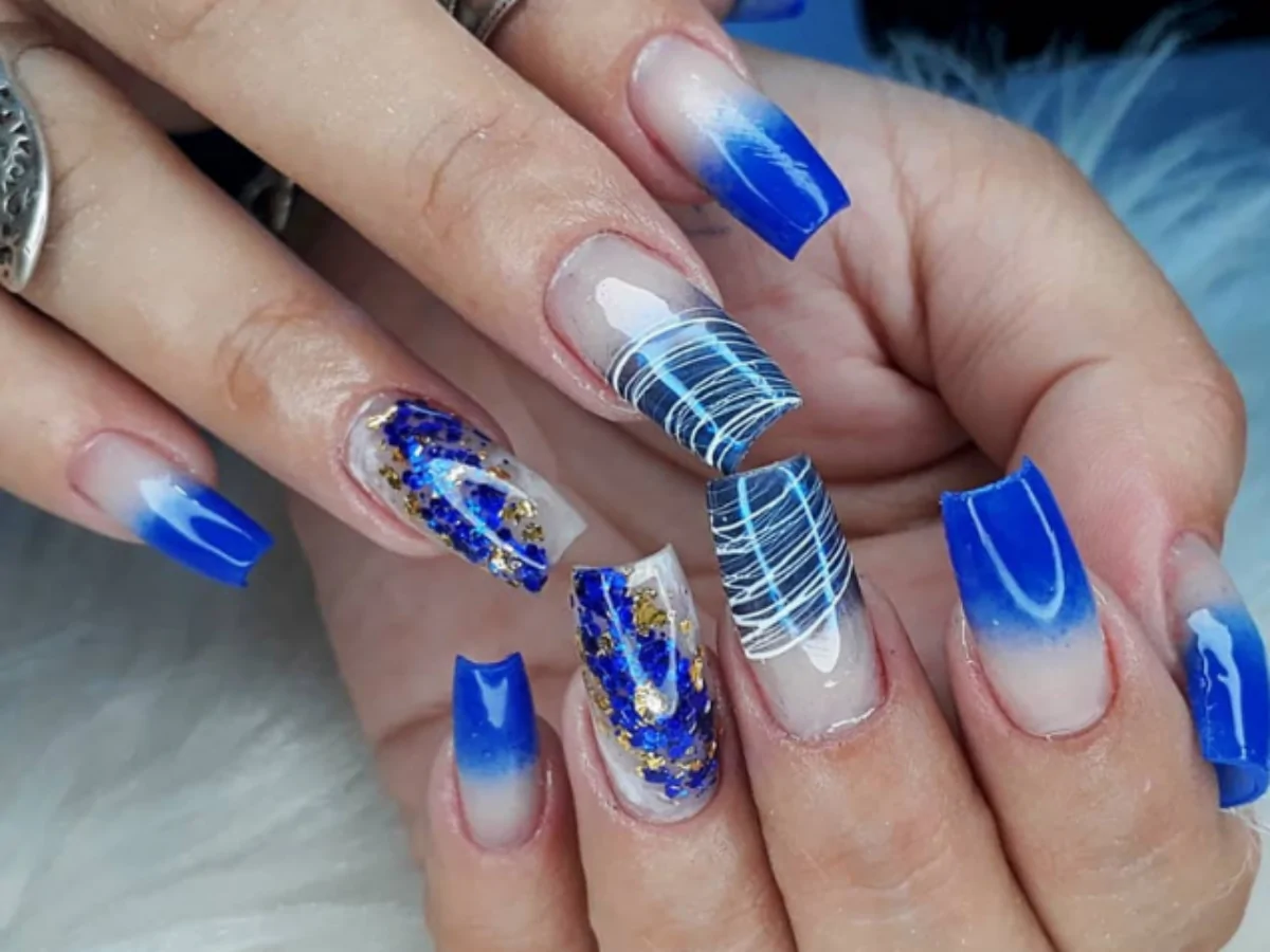 unhas gel azul claro brilho