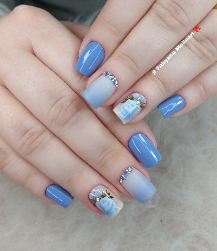 unhas degradê azul claro