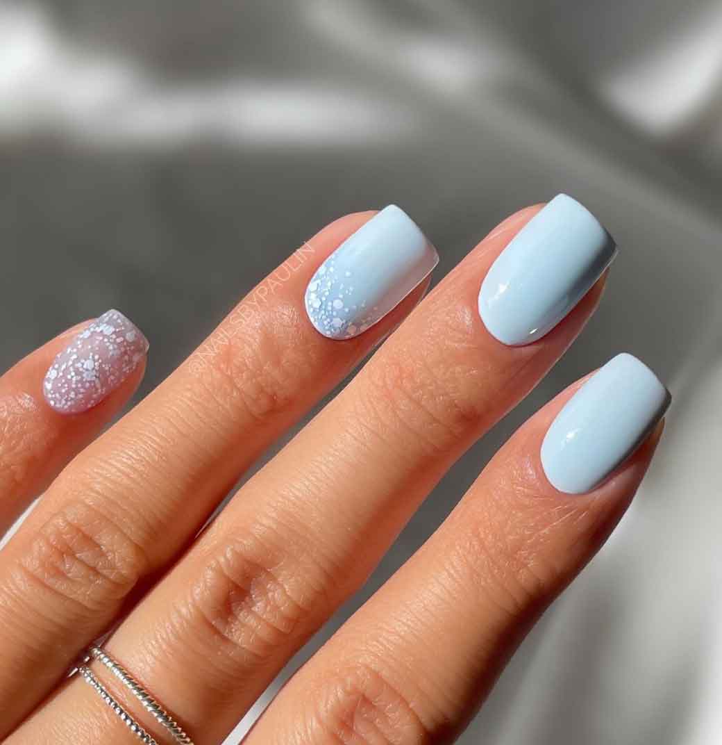 unhas degradê azul claro
