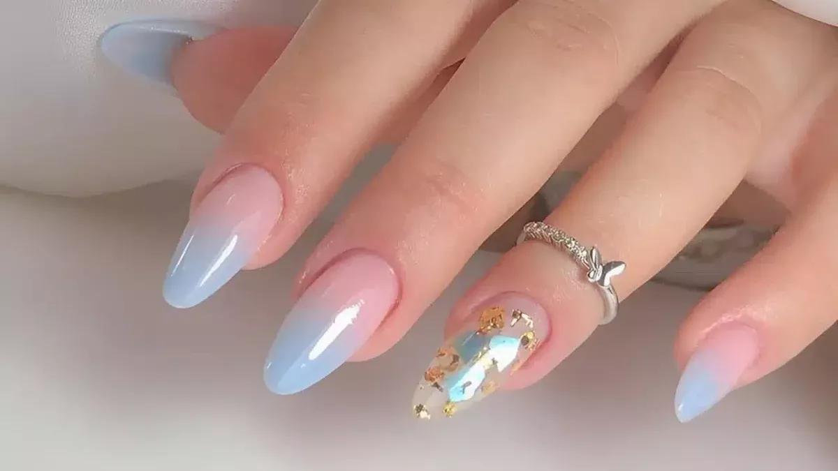 unhas marmorizadas azul