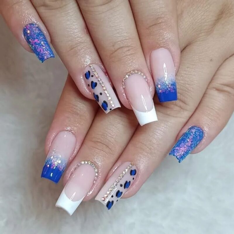 unhas decoradas azul royal e dourado