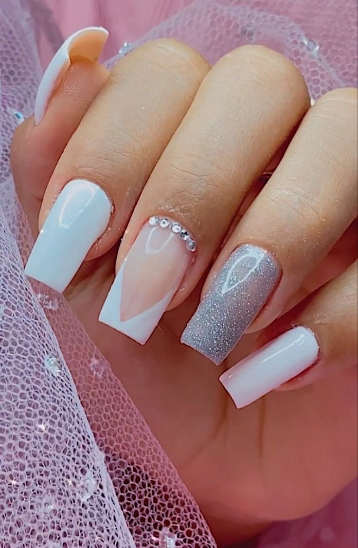 unhas de gel branca francesinha