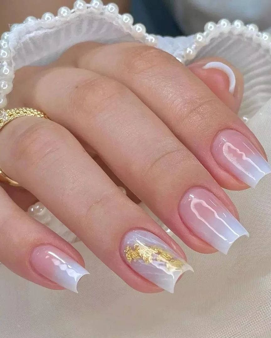 unhas de gel branca curtas