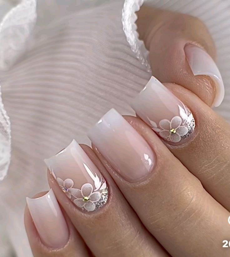 unhas de gel branca com pedrarias