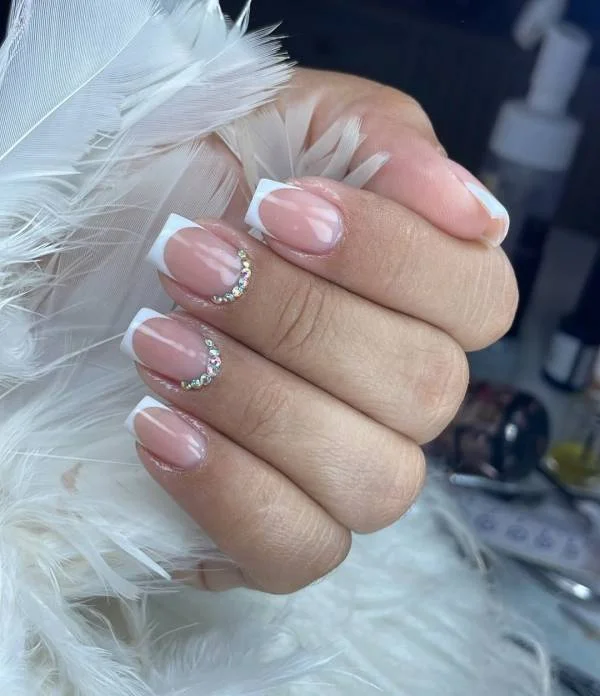 unhas de gel quadrada com pedraria