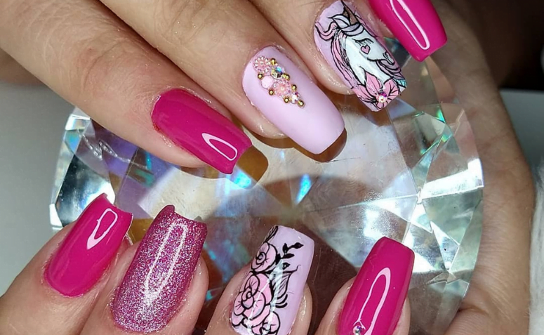 unhas decoradas delicadas rosa