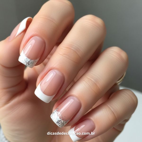 Unhas quadradas com esmalte branco